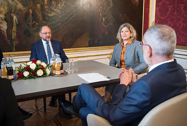 Picture of the visit of Martin Schulz and Sabine Fandrych meeting the Austrian president Alexander van der Bellen in the Hofburg